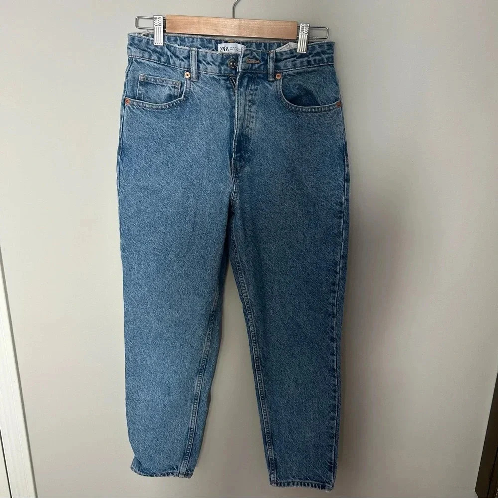 Women's Zara Medium Wash No Distressing Tapered Straight Leg Jean Size 6
